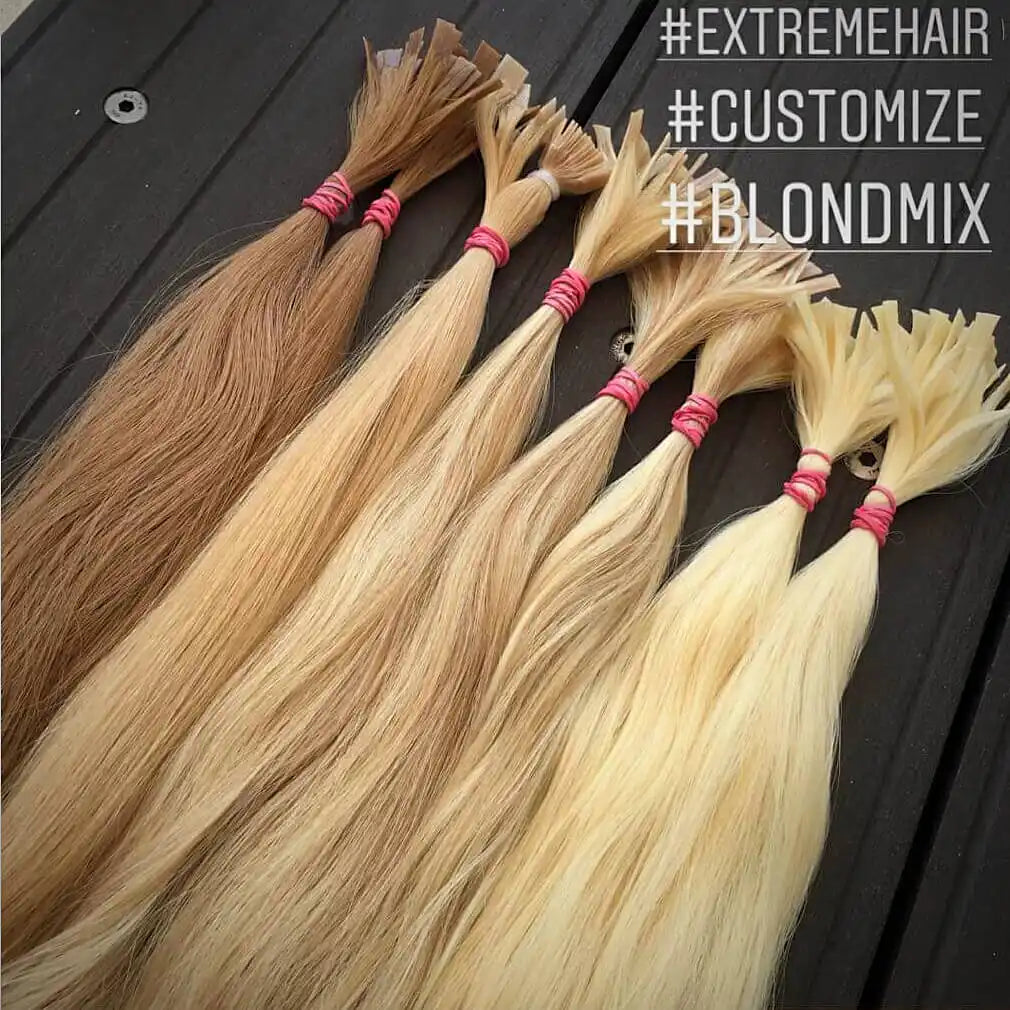 Pakete mit blonden Haarverlängerungen in verschiedenen Farbtönen.