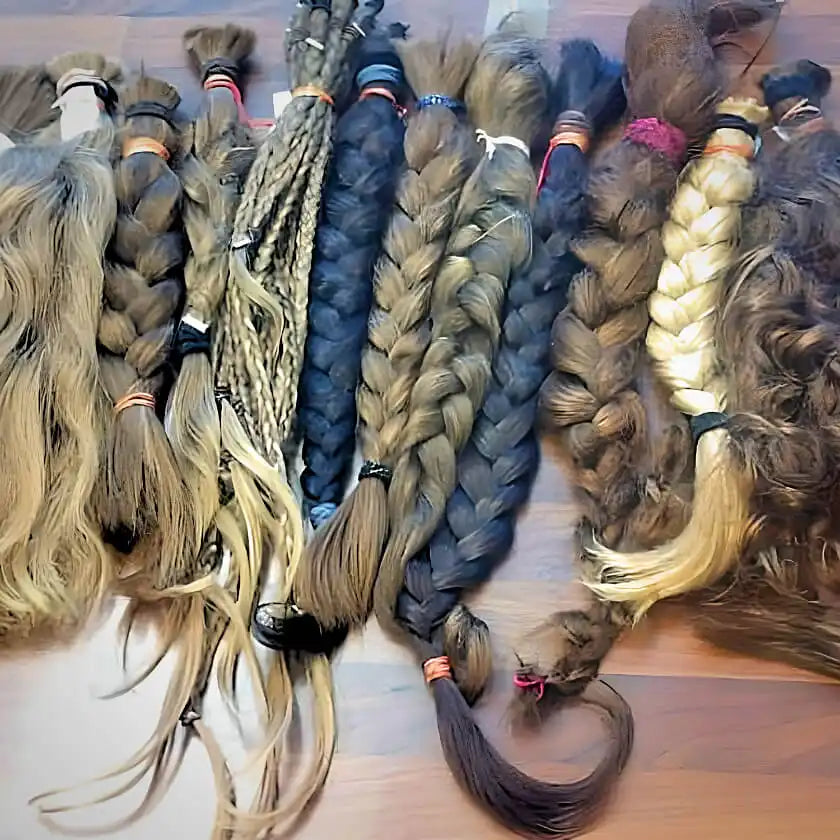 Pakete mit verschiedenen Farben und Texturen menschlichen Haares, einschließlich gerader, geflochtener und dreadlocked Stile.