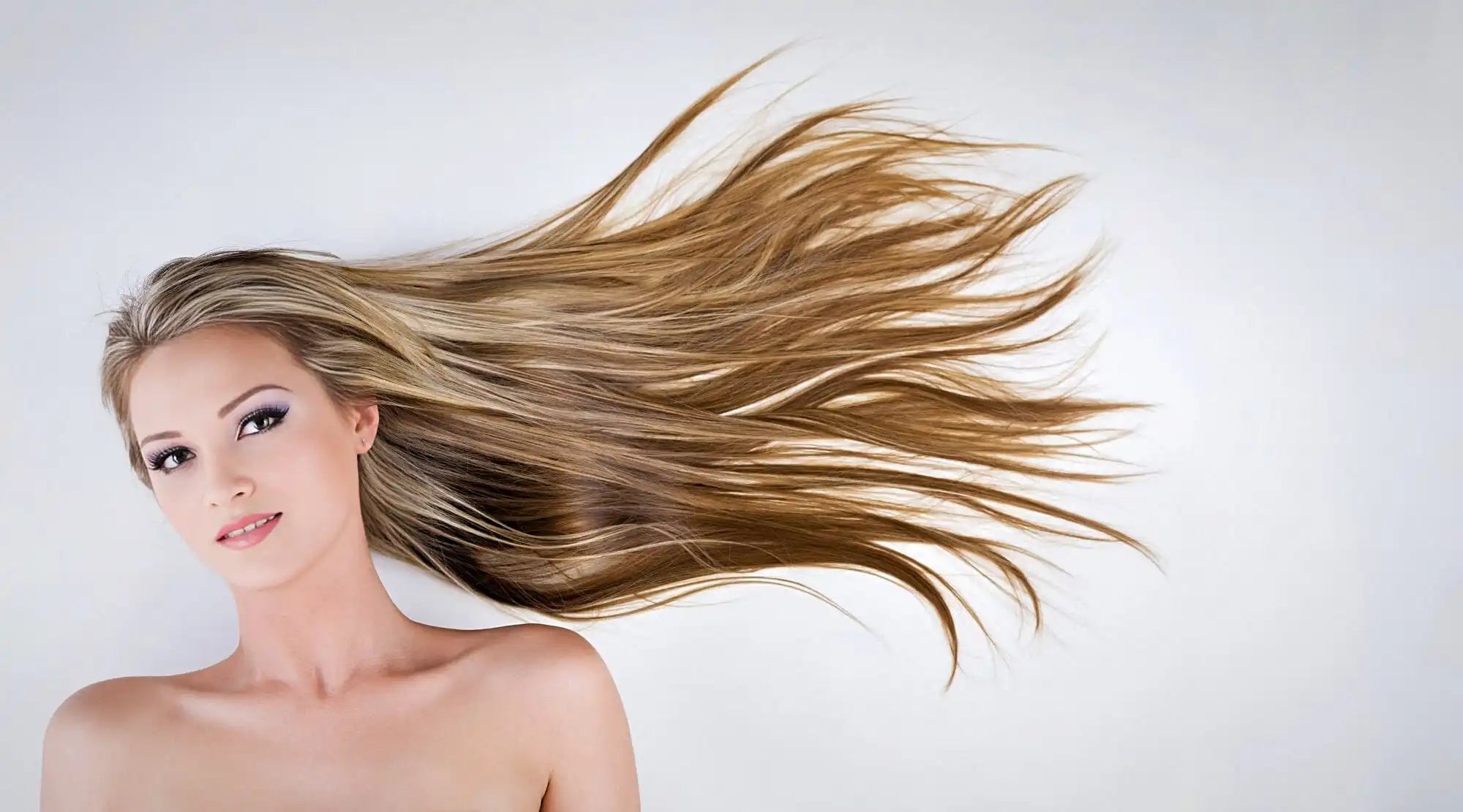 Eine Frau mit langem, fließendem blondem Haar.