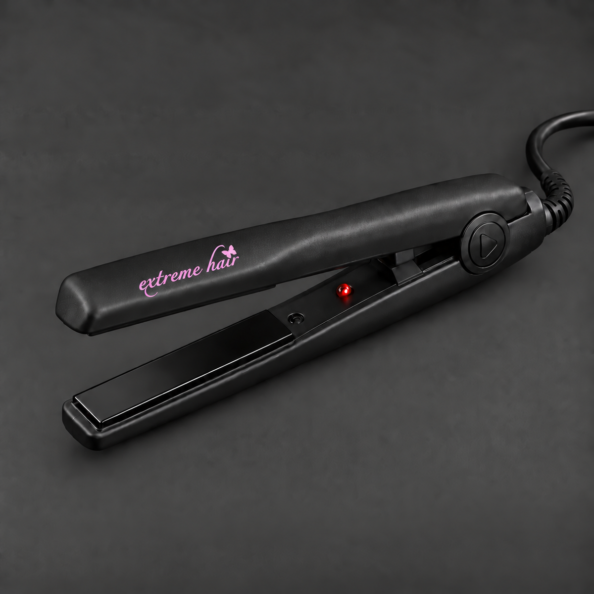 Mini-Glätteisen Extreme Hair geöffnet mit Glättfläche und roter Betriebsanzeige