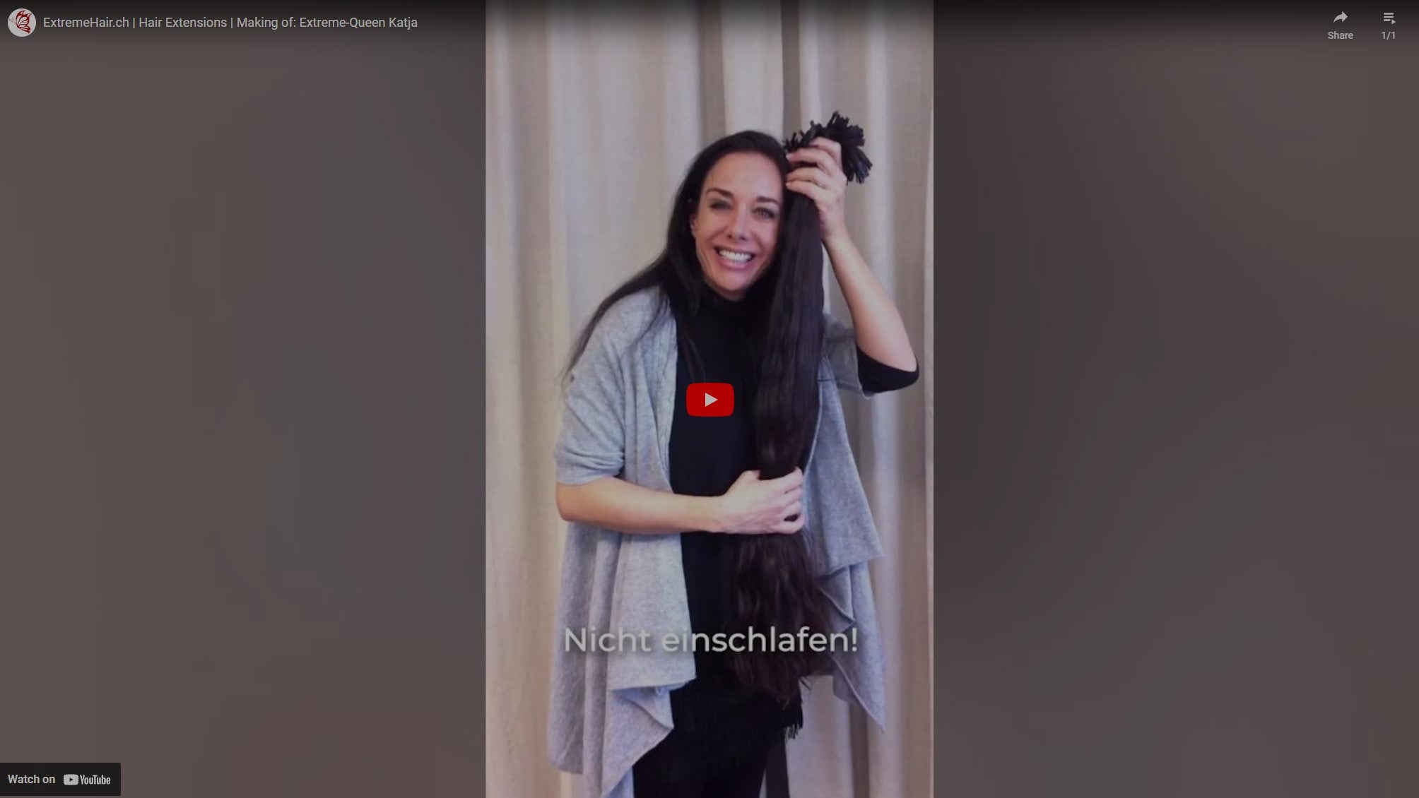 Video laden: Das Making of ExtremeHair Queen Katja, wo sie Hair Extensions erhält, die über 80cm lang sind!